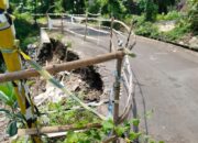 Jalan Kabupaten di Patemon Tergerus Longsor, Pemdes Pasang Pagar Darurat