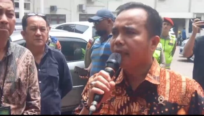 Adi Simba Pimpin Aksi Unjuk Rasa di PN Palembang