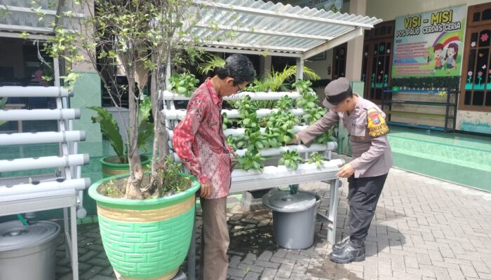 Bhabinkamtibmas Tenggulunan Sulap Pekarangan Jadi Lumbung Sayur Lewat Penyuluhan Hidroponik
