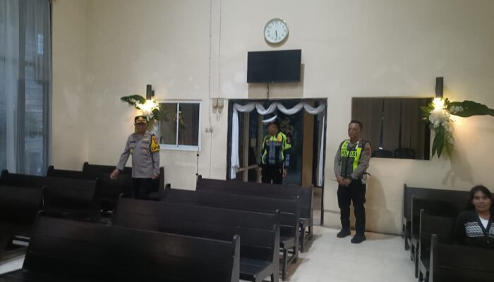 Hening dan Aman, Polsek Krian Kawal Ibadah Malam Paskah di GKI Krian