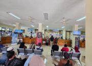 Peringati Hari Kartini, Petugas Samsat Polres Probolinggo Tampil Elegan dengan Batik dan Kebaya