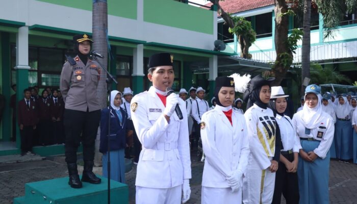 Upacara Hari Kartini, Wakapolres Situbondo Ajak Pelajar Jadi Generasi Hebat dan Bijak Bermedsos