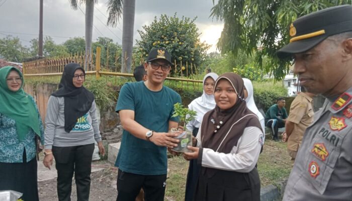 Tukar Botol Plastik Dapat Bibit, Warga Situbondo Antusias Selamatkan Bumi
