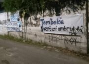 Tembok Retak Mengancam Nyawa, Warga Pucang Tempel Spanduk Sindiran, Pemerintah Harus Gerak Cepat