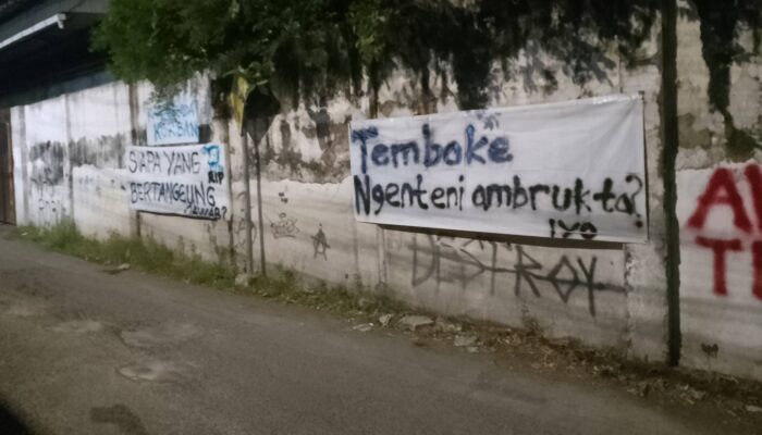 Tembok Retak Mengancam Nyawa, Warga Pucang Tempel Spanduk Sindiran, Pemerintah Harus Gerak Cepat