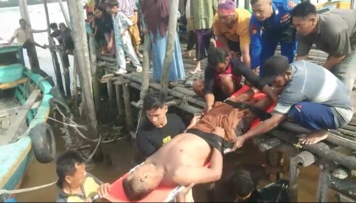 Gercep, Personil Polairud Polda Sumsel Evakuasi Warga Terkena Serangan Stroke