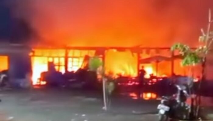 11 Warung di Obwis Pantai Wonokerto Terbakar