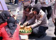 Aksi Simpatik Warnai May Day 2025, Personel Polresta Malang Kota Bagikan Kue ke Demonstran