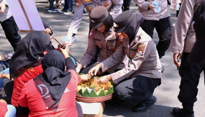 Aksi Simpatik Warnai May Day 2025, Personel Polresta Malang Kota Bagikan Kue ke Demonstran