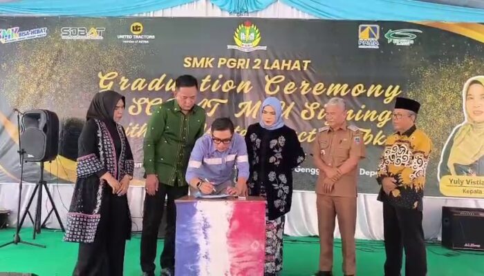 Penandatanganan MoU Antara SMK PGRI 2 Lahat dan United Tractors Warnai Pelepasan Siswa Kelas XII