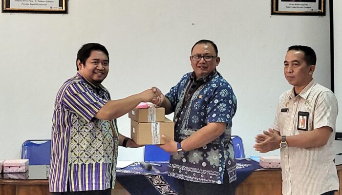 Sekda Banyumas Serahkan Bantuan Pendukung Pelayanan KB kepada Faskes