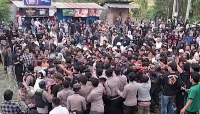 Aliansi Rakyat Sulbar Kembali Gelar Aksi Tolak Tambang Pasir, Ricuh di Depan Kantor Gubernur