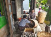 Polisi Cinta Petani, Bhabinkamtibmas Desa Dukuh Tengah Latih Petani Tambak Olah Ikan Mujair Bernilai Ekonomi