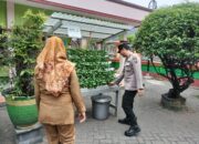 Polsek Candi Polresta Sidoarjo Dampingi Program Ketahanan Pangan P2B Warga Tenggulunan Tanam Sawi Pokcoy