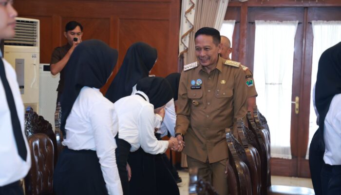 Tekankan Etika Birokrasi, Wali Kota Malang Serahkan 50 SK CPNS