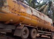 Tronton Tangki Diduga Sedang Mengangkut Solar Ilegal 200 Drum, Kapolsek Keluang Tutup Mata