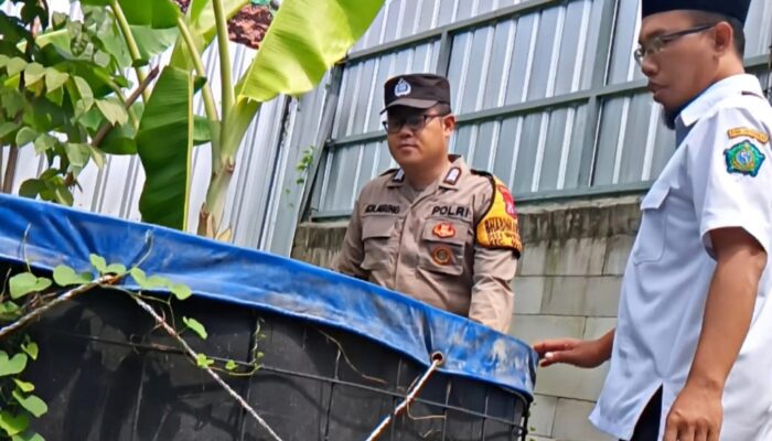 Polisi Cinta Petani, Bripka Agung Tinjau Budidaya Ikan Patin di Lahan Fasum Desa Tropodo