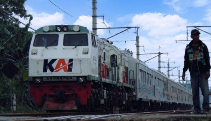 KA Gaya Baru Malam Relasi Gubeng – Pasar Senen Macet 2 Jam Lebih di Stasiun Wates