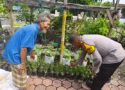 Bhabinkamtibmas Grogol Tinjau Lahan Ketahanan Pangan, Dukung Swasembada Sayuran Warga