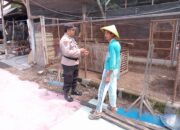Bhabinkamtibmas Desa Kepunten Tinjau Lahan Peternakan Ayam untuk Dukung Program Ketahanan Pangan