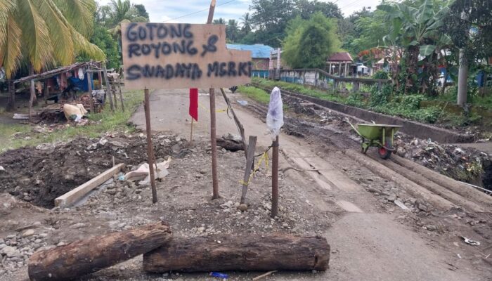 Jalan Penghubung Ambruk, Warga Desa Ahu Bergerak Swadaya Tanpa Bantuan Pemerintah