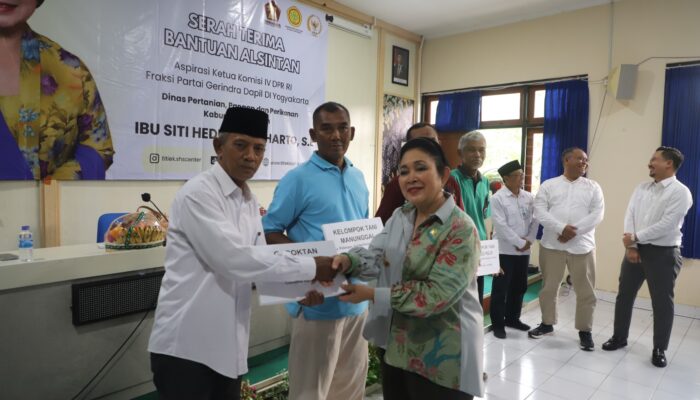 Titiek Soeharto Serahkan Bantuan Alsintan kepada 20 Klomtan di Sleman