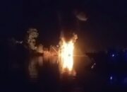 Kapal Tongkang Angkutan Minyak Ilegal Meledak di Perairan Sungai Tanjung, Disinyalir Milik AS Oknum Polisi Tugas di Polsek Babat Supat