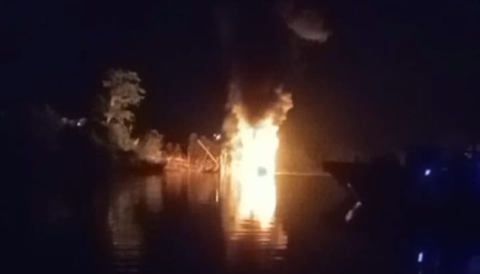 Kapal Tongkang Angkutan Minyak Ilegal Meledak di Perairan Sungai Tanjung, Disinyalir Milik AS Oknum Polisi Tugas di Polsek Babat Supat