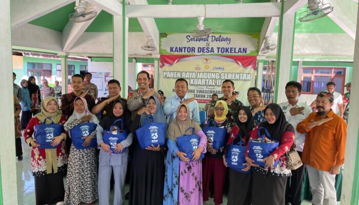 Bentuk Apresiasi, Kapolres Situbondo dan Forkopimda Bagikan Sembako kepada Buruh Tani Usai Panen Raya Jagung