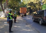 Satlantas Polres Situbondo Sigap Atur Lalu Lintas dan Urai Kemacetan Akibat Proyek Pipa PLTU Paiton di Tampora