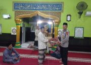 Polsek STL Ulu Terawas Bagikan Sajadah dan Sarung untuk Marbot dan Pengurus Masjid