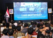 Negara Hadir! 1.120 Sertipikat Tanah Diserahkan kepada Transmigran Sukabumi, Wamen Ossy: Ini Bentuk Pengakuan Negara