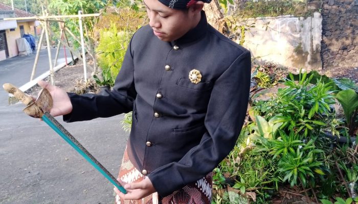 Siswa SMKI Yogyakarta Albatron Putra Cahaya Geluti Kerajinan Pecut di Sleman FC