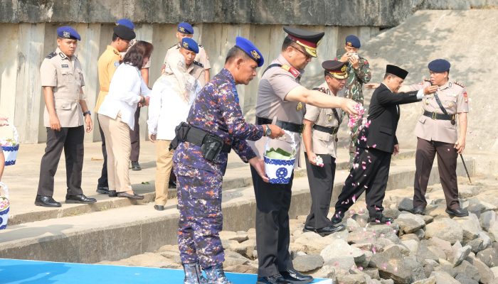 Polda DIY Tabur Bunga di Laut, Ini Tujuannya