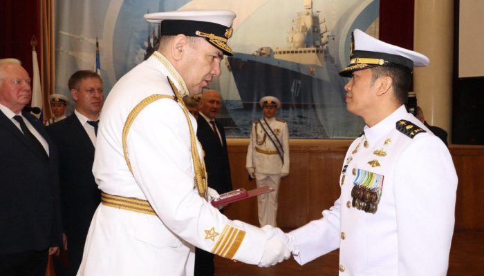 Mayor Laut (P) Firman Cahyadi Lulus Cum Laude di Rusia