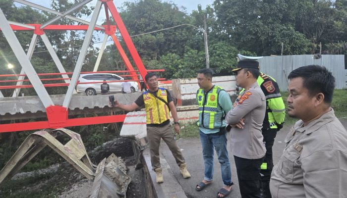 Jembatan Ambruk di Lahat, Kapolres Langsung Tinjau Lokasi, Evakuasi Terhambat