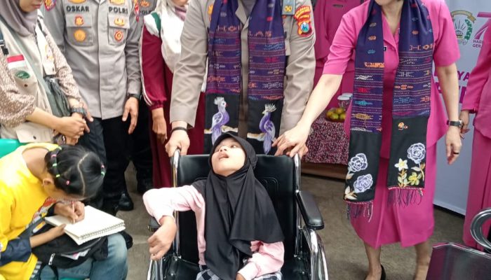Kunjungi Yayasan Anak Bangsa, Kapolresta Malang Kota Salurkan 2 Kursi Roda dan Ratusan Bingkisan
