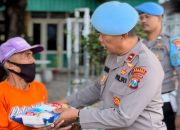 Sambut Hari Bhayangkara ke-79, Propam Polres Situbondo Tebar Kepedulian Lewat Bansos untuk Pekerja Jalanan