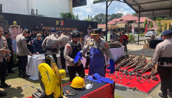Kapolres Lahat Hadiri Pemusnahan 19 Senpira Hasil Operasi Senpi Musi 2025