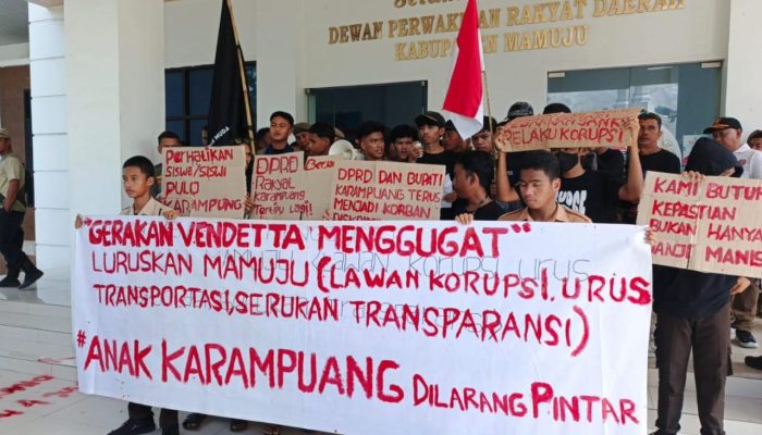 VENDETTA Guncang Kantor DPRD & Bupati Mamuju, Ini Tuntutnya