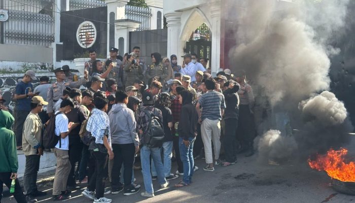 Mahasiswa Gedor Kantor Gubernur Sulbar, Beasiswa Diduga Dikuasai Kroni Pejabat
