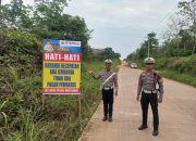 Cegah Laka Tunggal, Satlantas Polres Musi Rawas Pasang Spanduk Peringatan di Jembatan Tanpa Pembatas