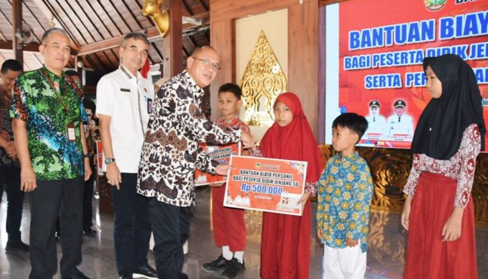 2462 Siswa SD dan SMP Terima Dana Kartu Banyumas Pintar