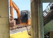 Sejumlah Bangunan Liar Warung ‘Esek-Esek’ di Ponorogo Dibongkar