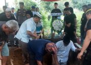 Tangis Haru Iringi Kepergian AKP Herman Junaidi, Kasubbid Mulmed Polda Sumsel Pimpin Upacara Pemakaman Penuh Hormat