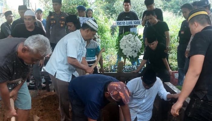 Tangis Haru Iringi Kepergian AKP Herman Junaidi, Kasubbid Mulmed Polda Sumsel Pimpin Upacara Pemakaman Penuh Hormat