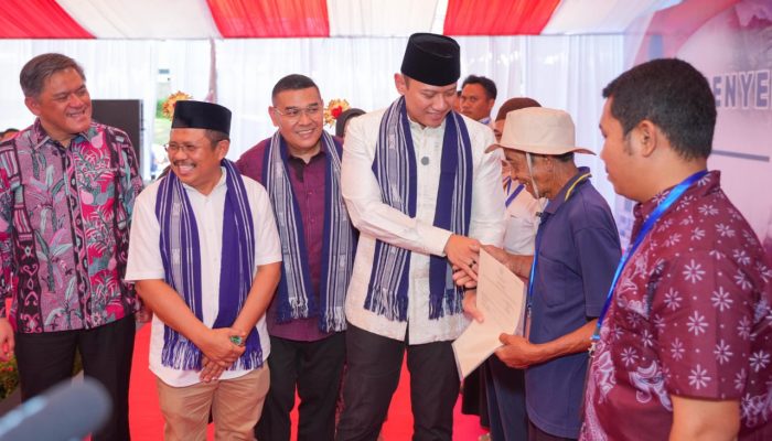 Negara Hadir, Hak Rakyat Terlindungi: Wamen Ossy dan AHY Serahkan Sertipikat Tanah di Lombok Barat