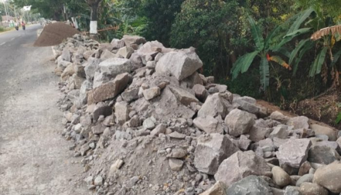Proyek Siluman di Jalan Raya Suboh, diduga Gunakan Batu Ilegal dan dikerjakan Asal-asalan 