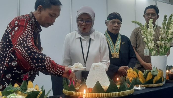 Tumpengan Selamatan Awali Jogja Fashion Week 2025