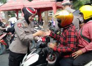 Semarak Merah Putih! Polresta Sidoarjo Bagikan Bendera ke Warga Sambut HUT ke-80 RI